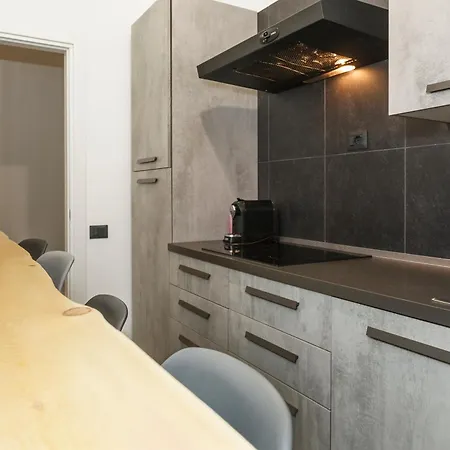2 Bedrooms Centre *