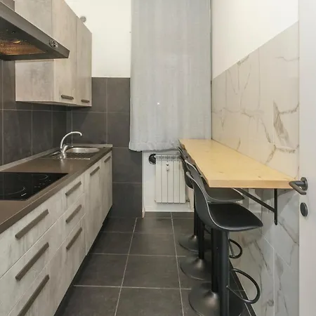 2 Bedrooms Centre *