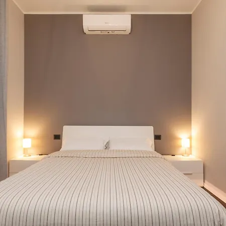 2 Bedrooms Centre